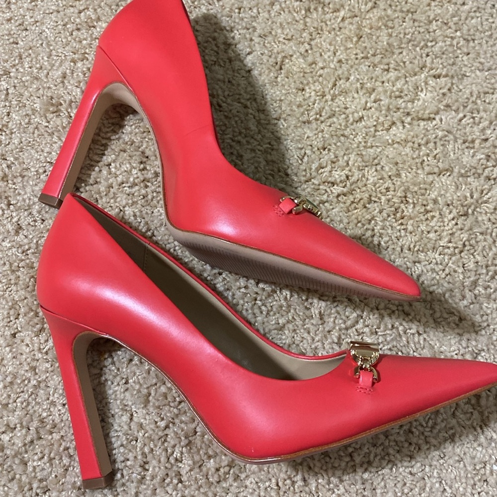 Michael Kors Brand NEW red coral gold logo Tiffanie pumps heels size 7.5 - Picture 4 of 10
